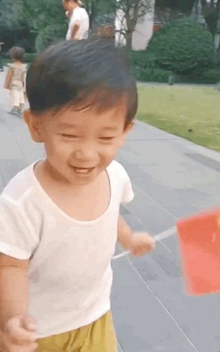 应采儿罕晒次子视频，HoHo举着红旗一路小跑，露小乳牙萌态尽显