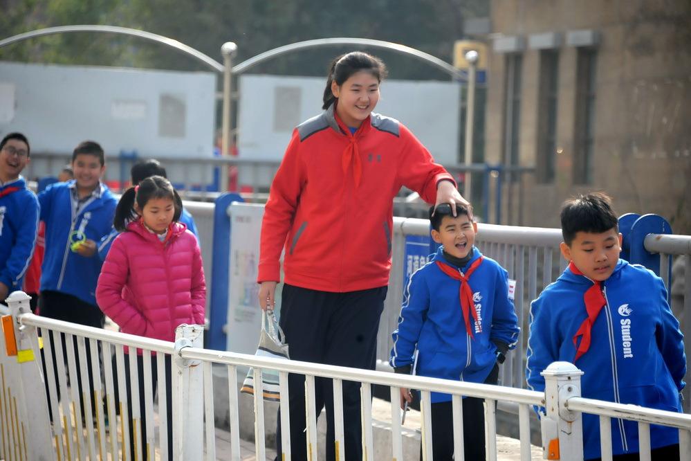 姚明的女12岁身高（女版姚明横空出世！年仅12岁身高达2.21米，母亲曾经是女篮国手）