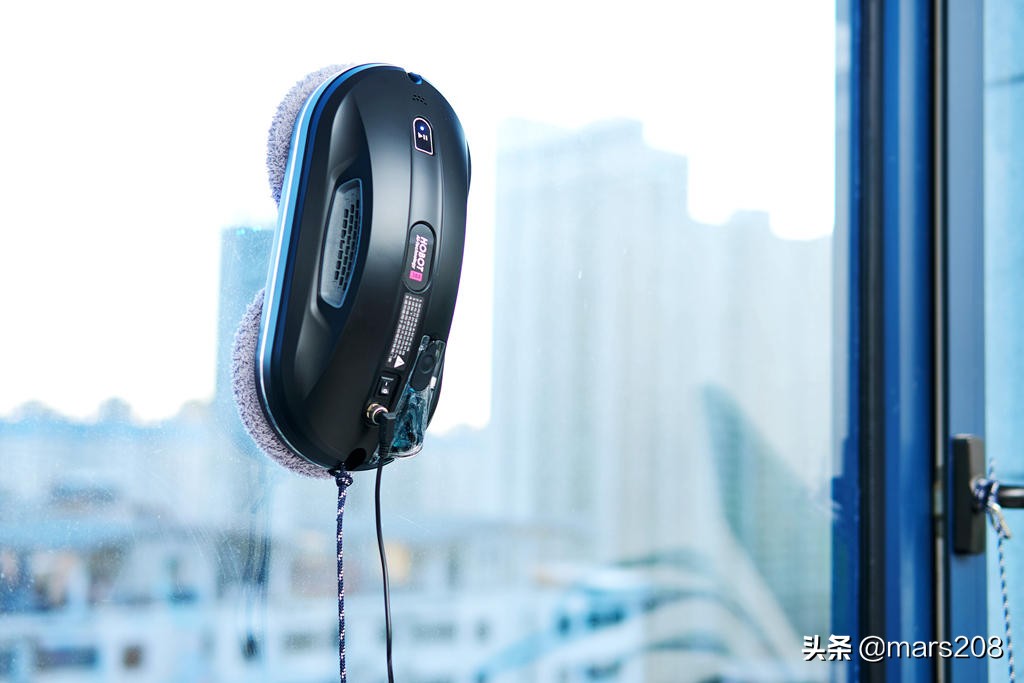 今后擦玻璃就靠它了，窗明镜亮心情好，玻妞擦窗机器人388体验