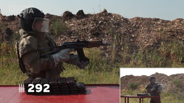 危险性极大，俄罗斯人手持AKS-74U不停的射击，连打292发出现问题