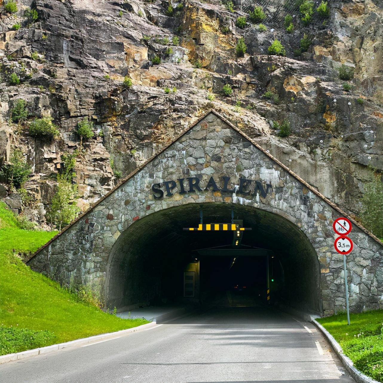 英吉利海峡隧道(看一眼就想钻进去！这十条隧道让人五迷三道)