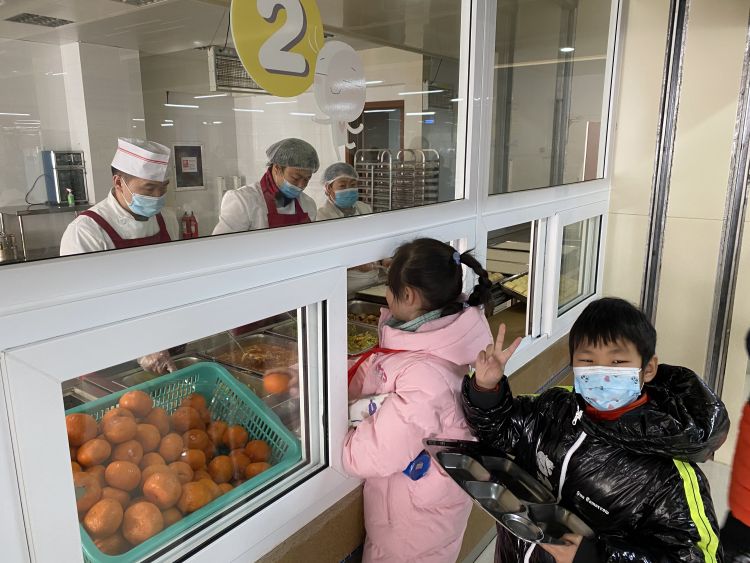 学校食堂配餐食谱有了标准，让学生既要吃饱又要吃好