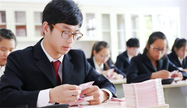 银行待遇最高七险一金，端着铁饭碗数钱，“不对口”专业也有机会