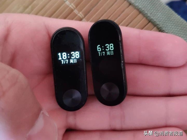 多人投诉小米手环屏幕亮度大幅降低，小米要用户加钱买新品