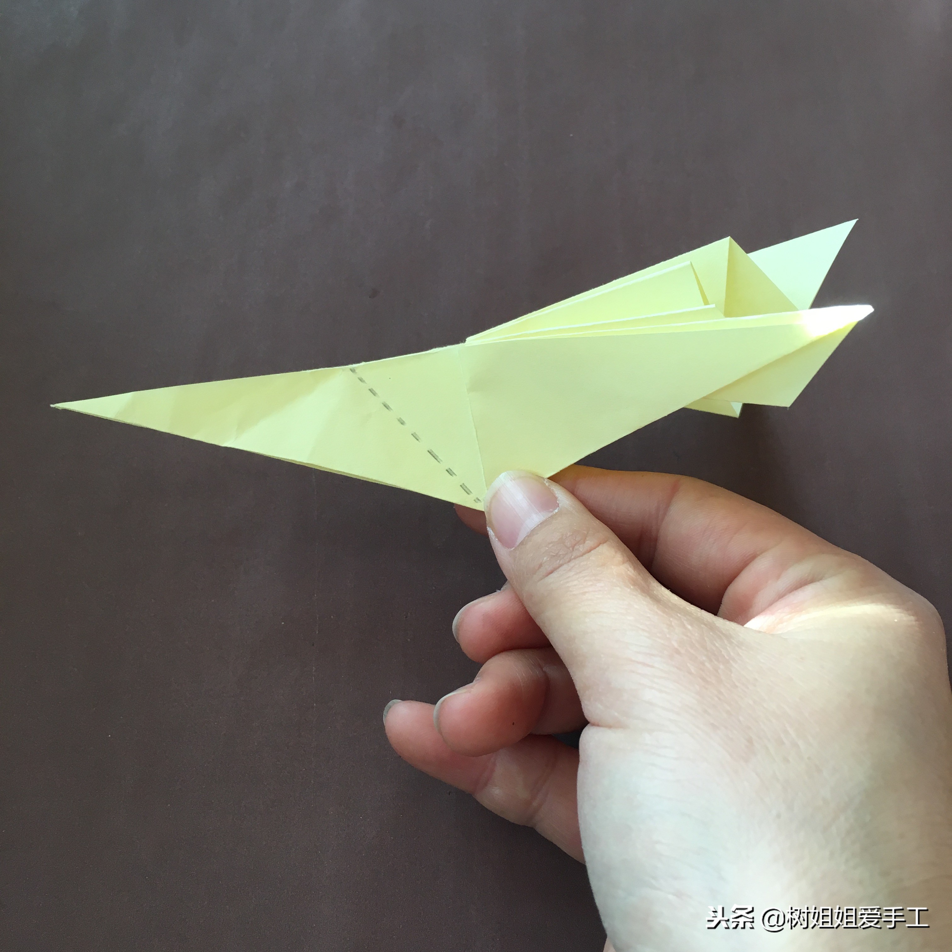 亲子手工：1张正方形折出开屏孔雀的方法