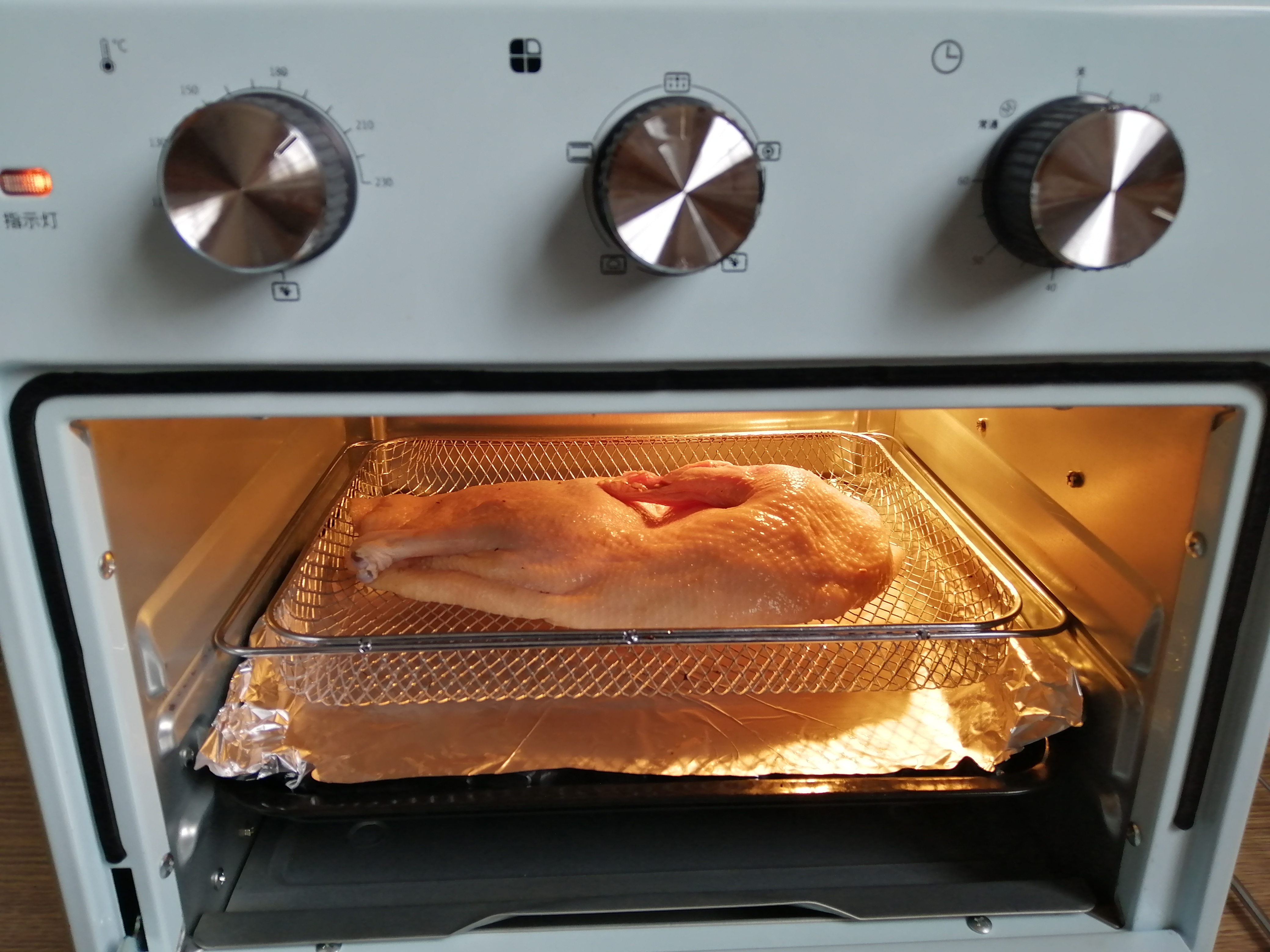 想吃脆皮烤鸭不用去饭店，这样做方法很简单，皮脆肉还嫩，真香