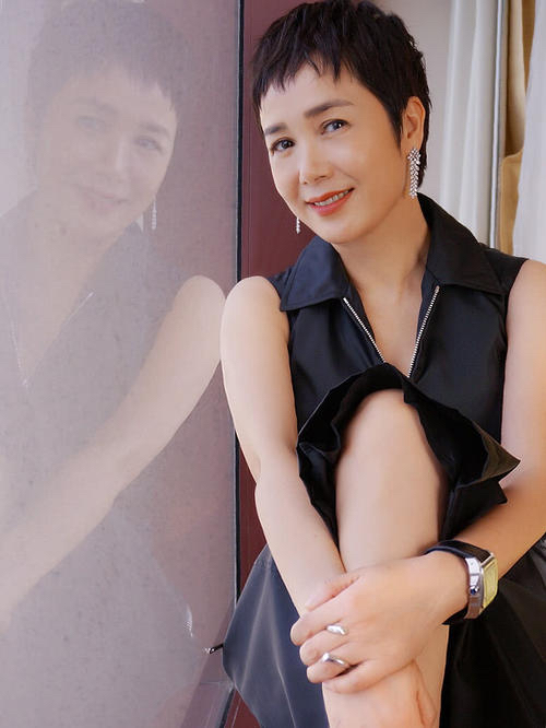 蒋雯丽素颜出门被怼脸拍,跟精修图比差距大,穿基础款气质却高级