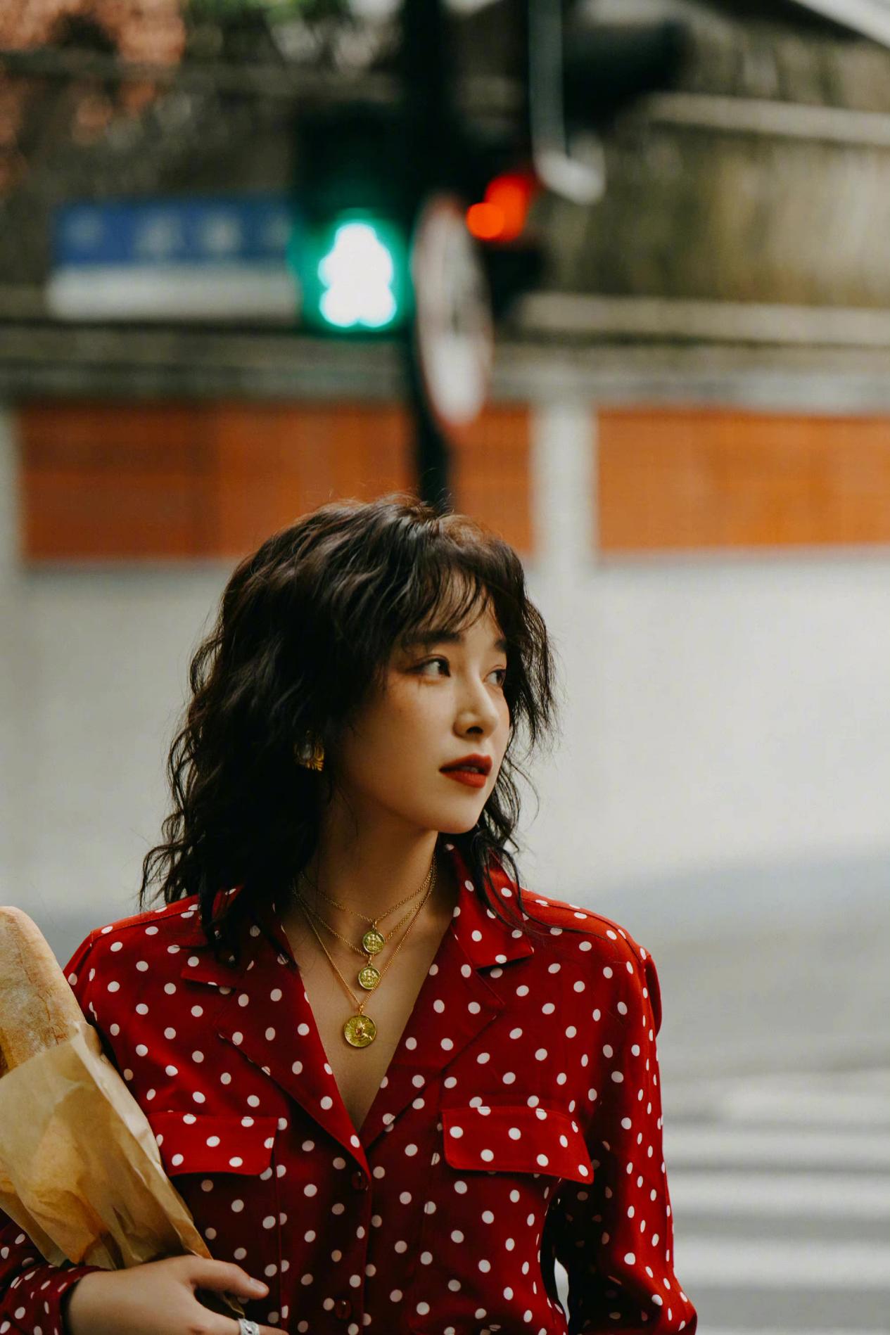 阚清子港风造型真酷,波点衬衫配卷发时髦复古,妈妈辈的审美绝了