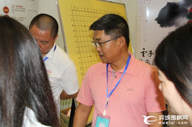 围棋大会爱思通展位再现火爆场面 12台机位供不应求