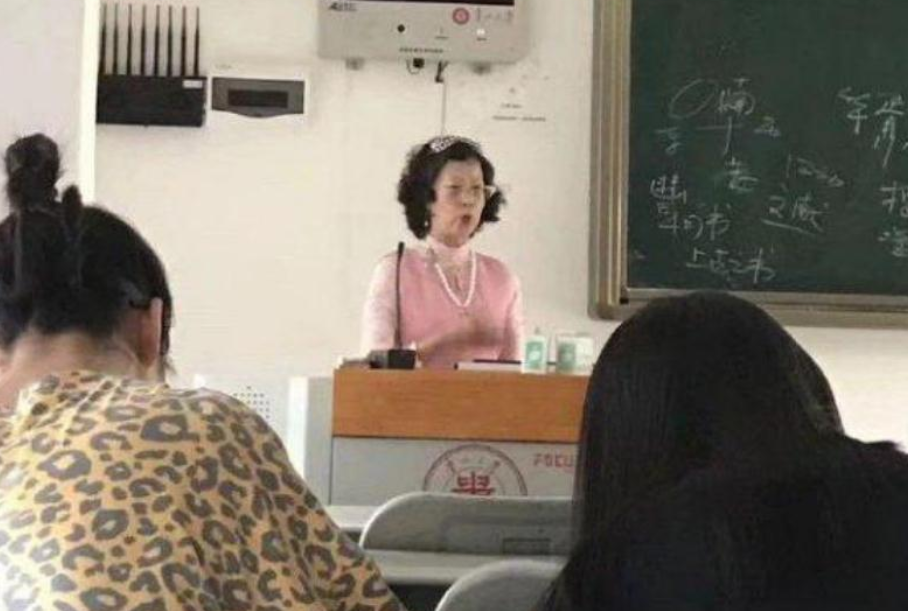 大学“精致女教师”走红，每天穿着打扮都不重样，堪比时尚达人