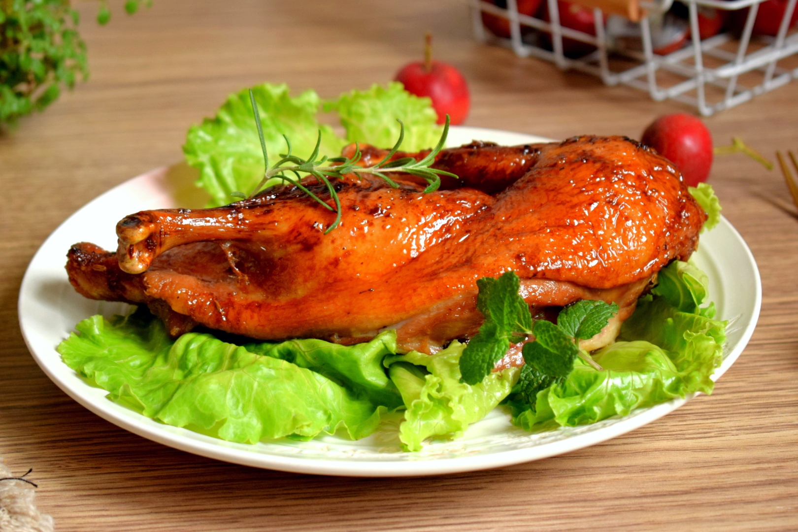 想吃脆皮烤鸭不用去饭店，这样做方法很简单，皮脆肉还嫩，真香