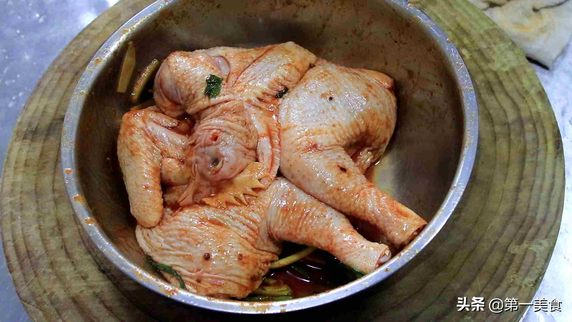 用厨师长的方法做香酥炸鸡，鸡肉鲜嫩多汁，好吃到吮手指
