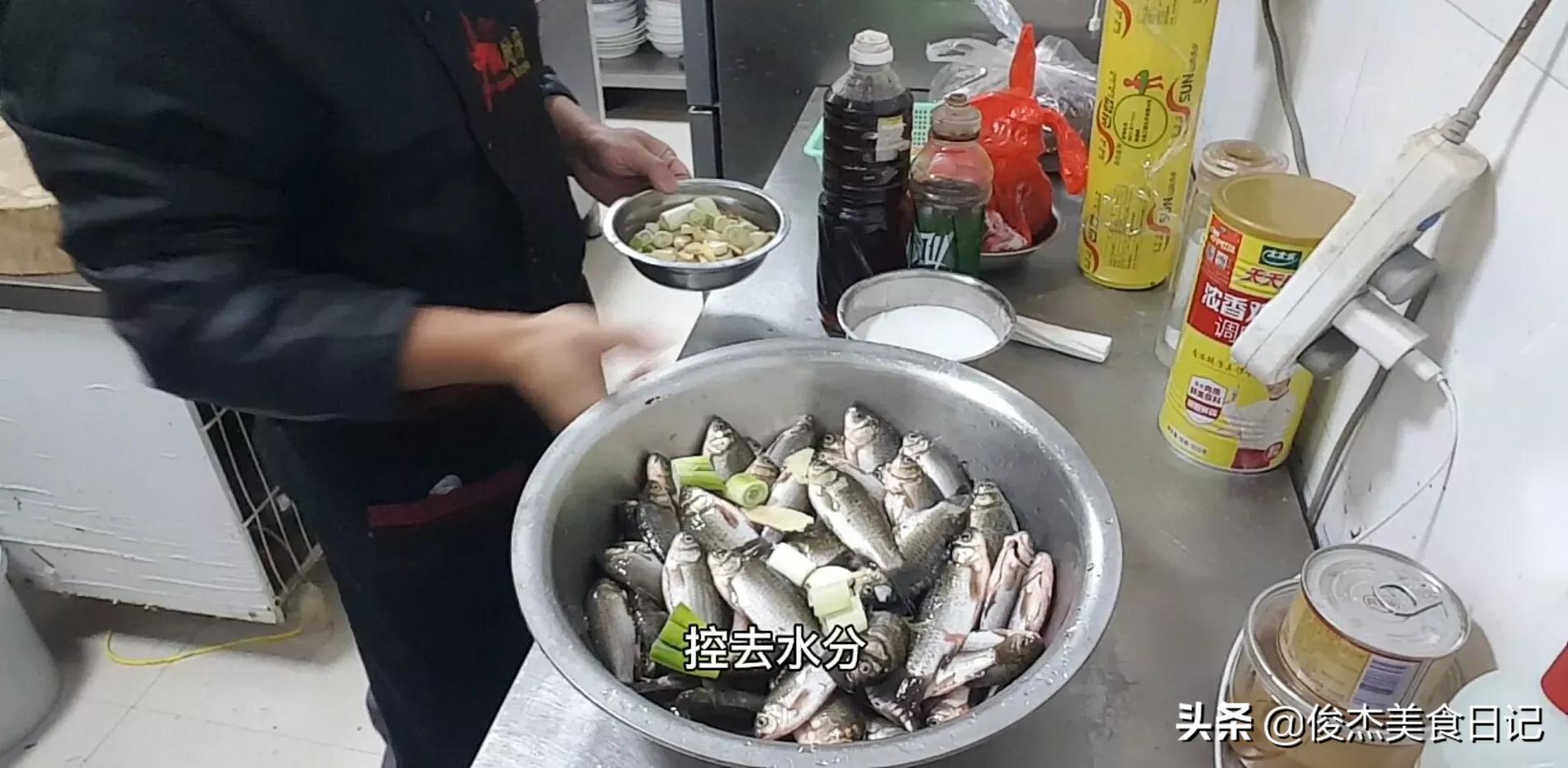 酥鲫鱼的正宗做法（酥脆可口的鲫鱼简单做法）