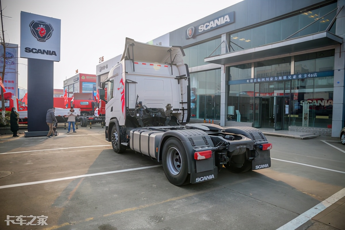 450马力发动机带1300升油箱,实拍斯堪尼亚4x2牵引车