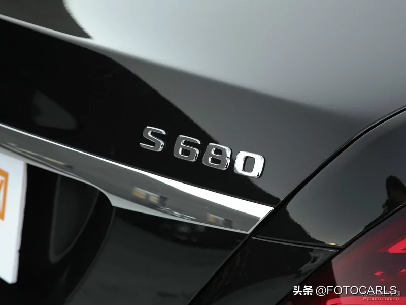 新款迈巴赫S680 V12实拍，顶级后排就是这个样，299.88万起售