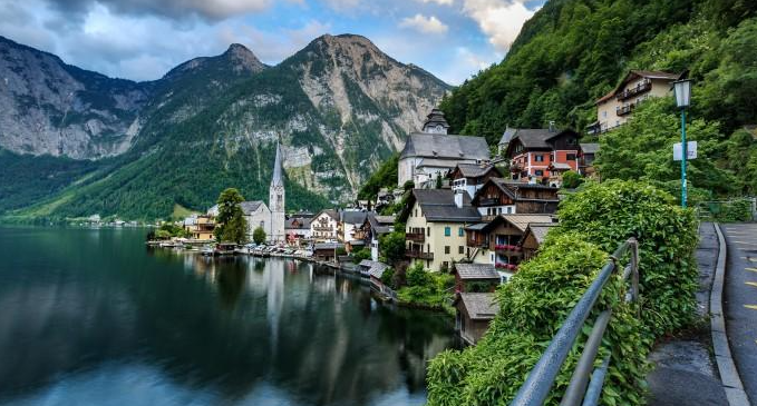 为什么清华大学教授错了？落后真的要挨打吗？答案就在《三体》里