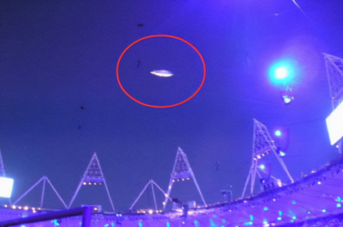 未知生物出没？伦敦上空出现不明飞行物，看起来像个人。