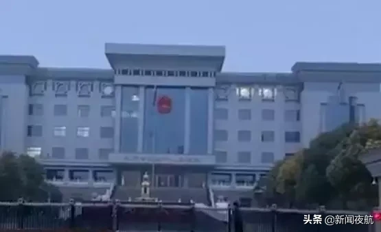 玛莎拉蒂司机下跪道歉遭拒,玛莎拉蒂司机下跪道歉遭拒视频