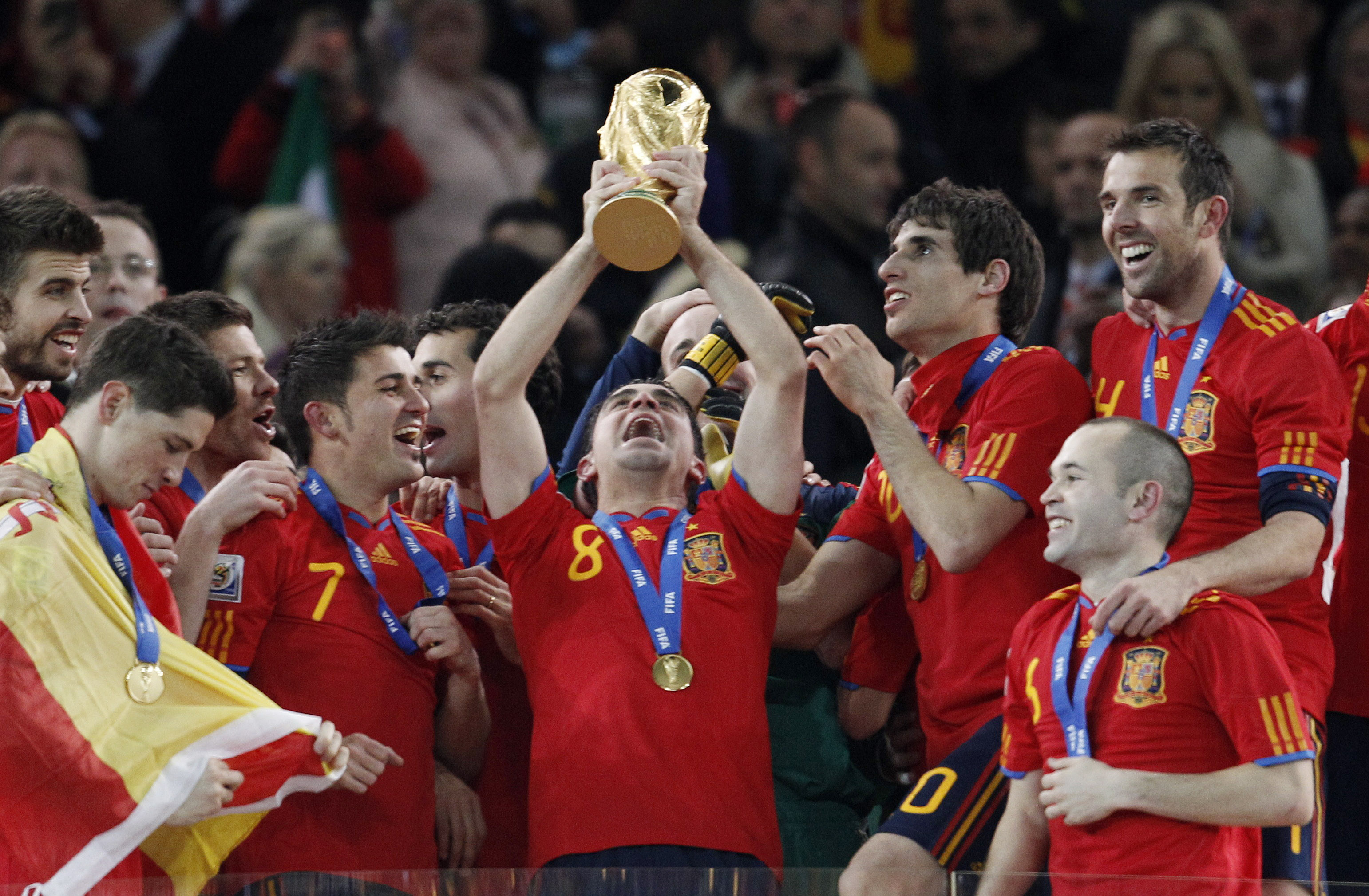 足球魅力-回顾西班牙斗牛士2010年首次捧起了大力神杯