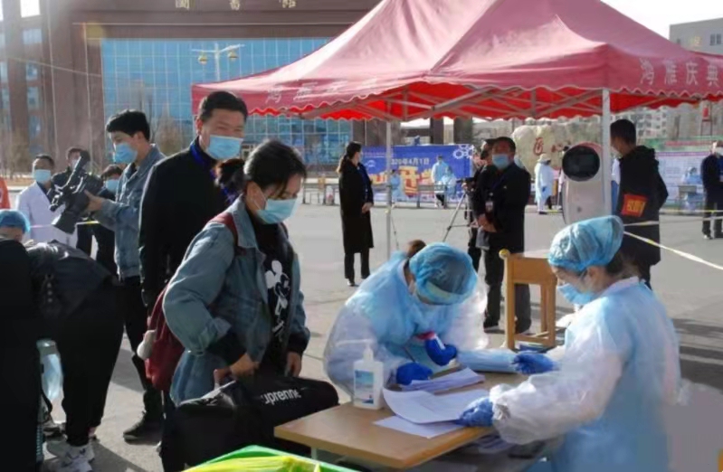 扬州大学女学生，携50箱“行李”返校，校方为其举行专门仪式