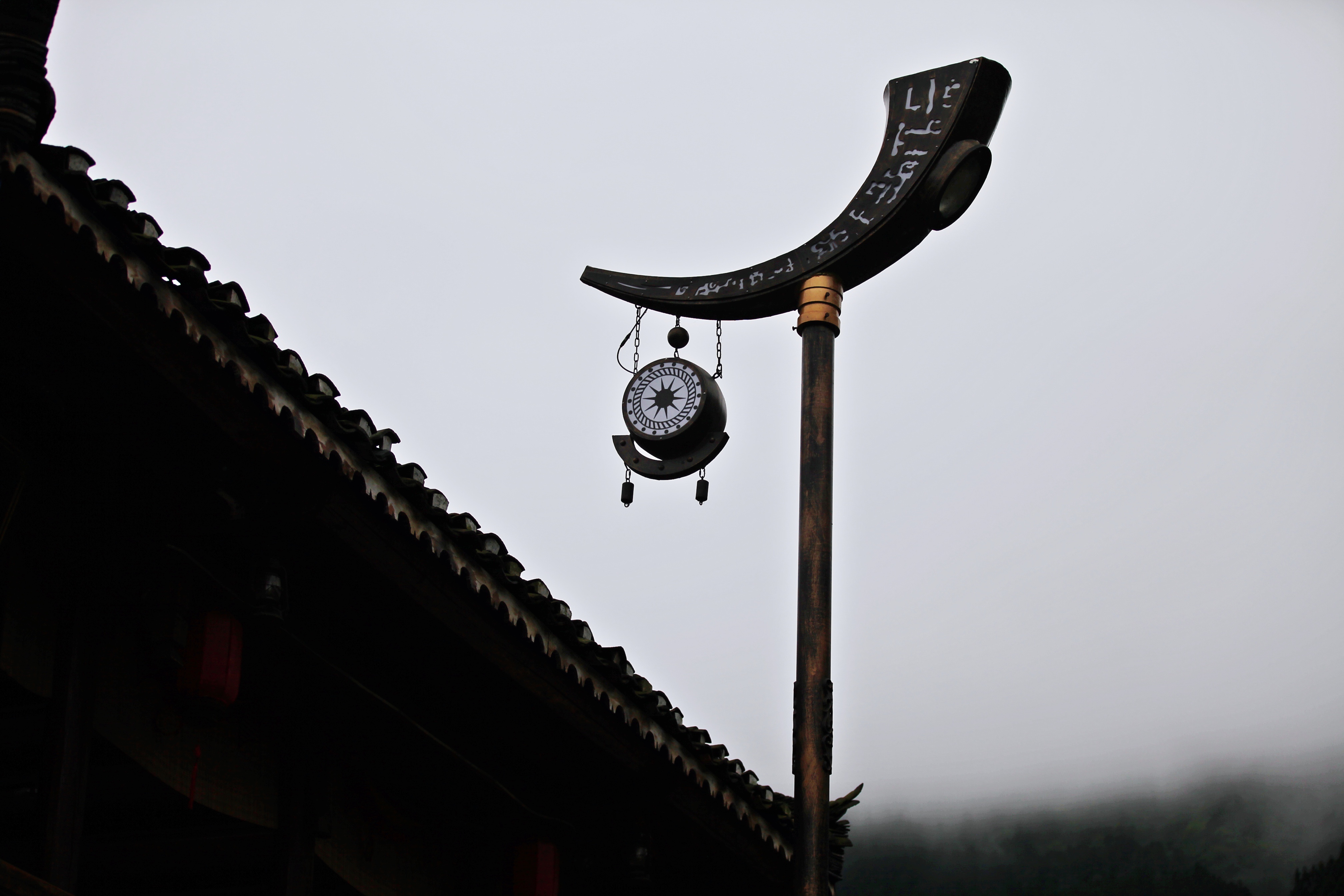 西江千户苗寨：“多彩贵州”一处梦中的风景，一个满目银饰的地方