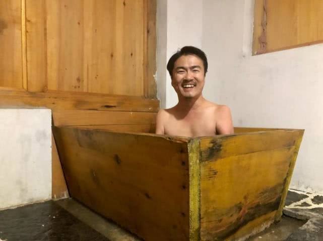 天生没有四肢，婚内出轨5人，交小20岁女友，日本美女就这审美？