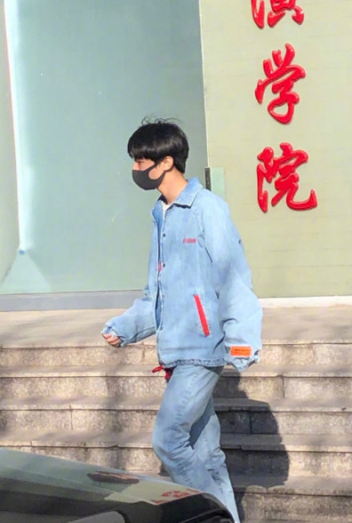 北电刚开学，关晓彤王俊凯学校露面后就乘机离京，为工作真的拼