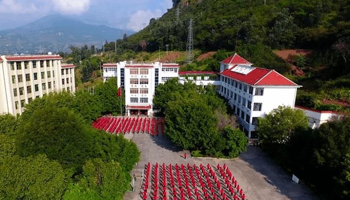 最后一课原型：一条破裤换来所学校，她让1800名女孩走出大山