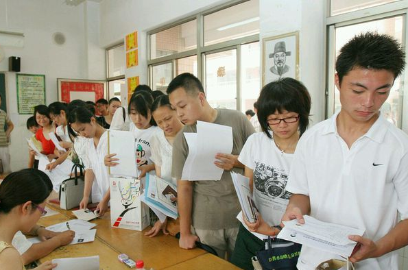 教师招聘男考生“4分”进复审，官方回应难以服众：因为男老师少