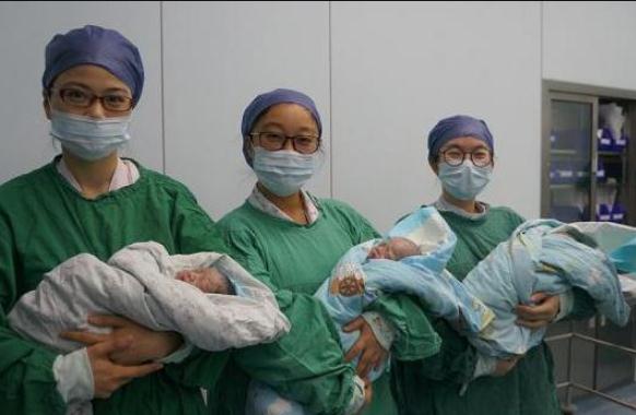 寒门三胞胎兄妹高考成绩揭晓，都考过了一本线，学霸小妹实至名归