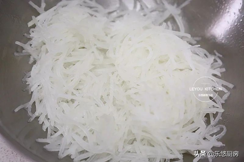 秋冬多吃萝卜好处多，简单一蒸，软软糯糯，再蘸上料汁吃，太香了