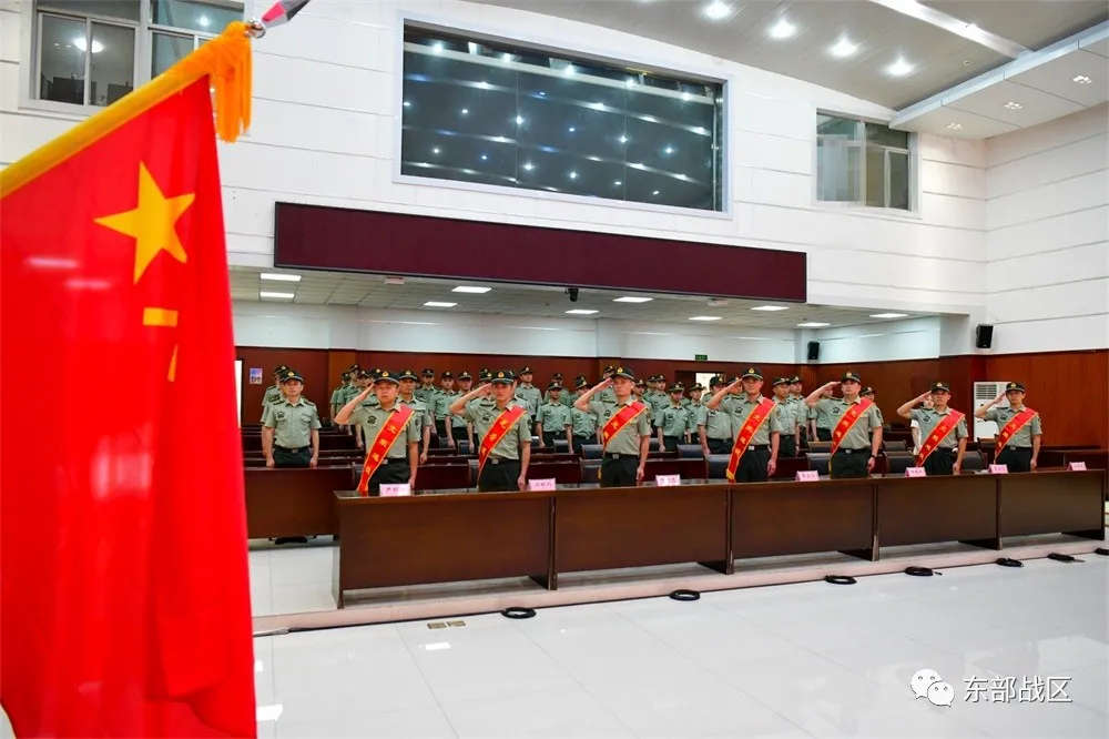 军官退役仪式，开始了