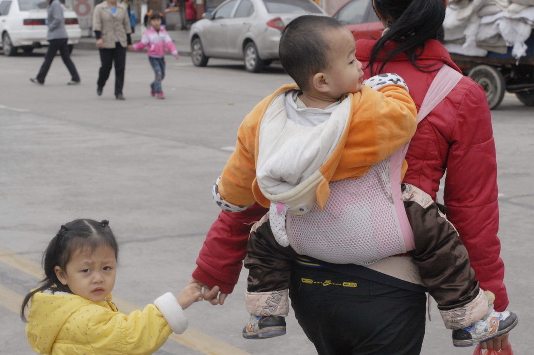 二胎会越生越穷？“跟风”生二胎的家庭，将来会面临这几个问题