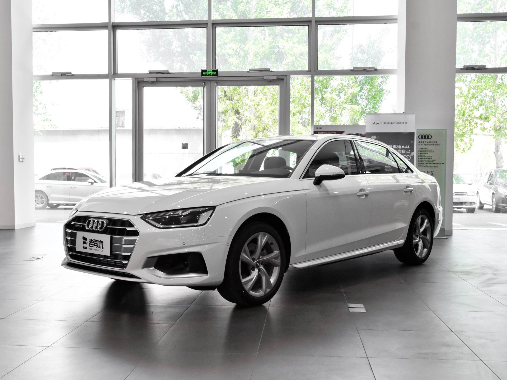 價格夠便宜，但是便宜有四驅，油耗6.7L的豪華中型車，帶你看奧迪A4L
