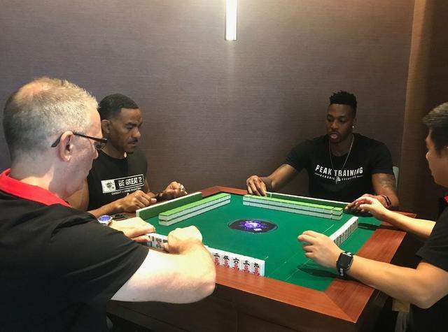 nba哪些球星来过海南（NBA球星融入中国生活：汤神跟大妈学广场舞，奥胖打麻将有模有样）-趣拿体育