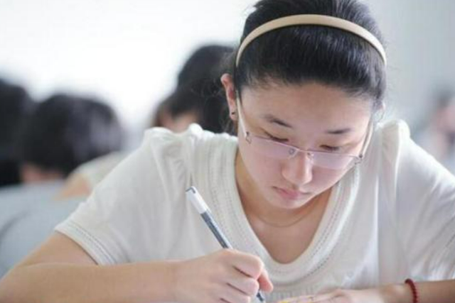 女学霸高考忘写名字，下一场又睡了半小时，分数出来后网友沉默了