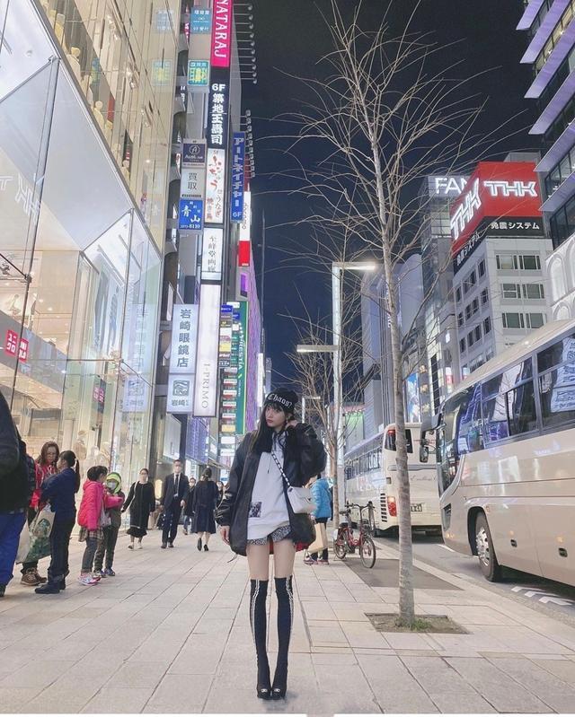 火箭少女101吴宣仪日本旅游，街拍大秀小鸟腿，教科书级潮流穿搭