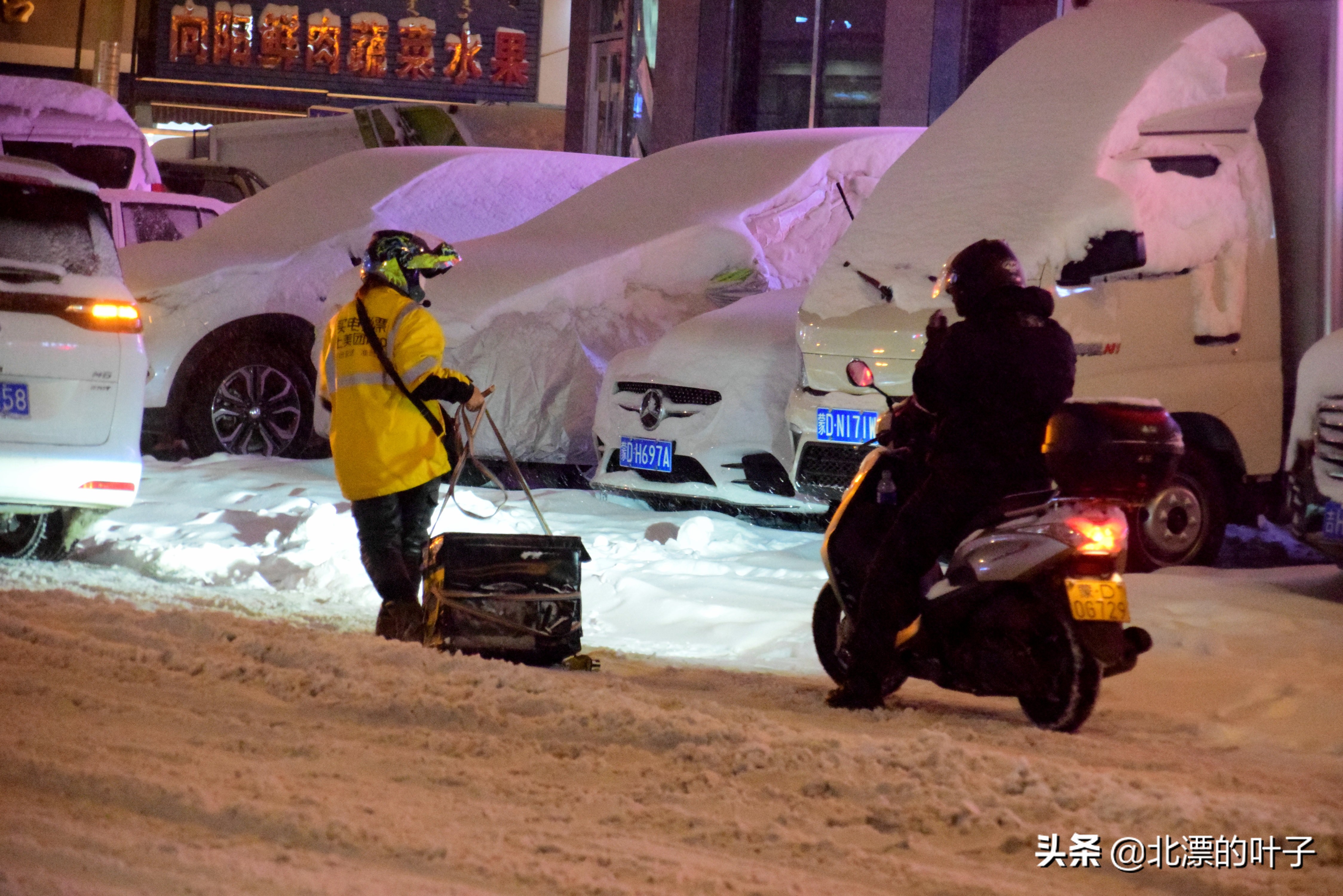 大雪之中，女士拖着箱子去送外卖，箱子坏了，恳请王兴不要扣她钱