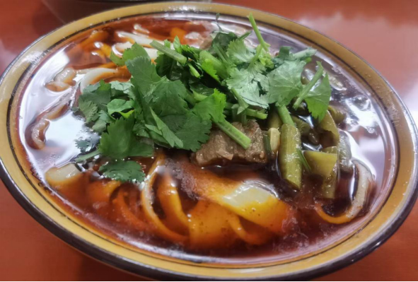 摊前人潮涌，炊烟袅袅惹馋涎，小贩笑语盈门，生意红火似火燎原