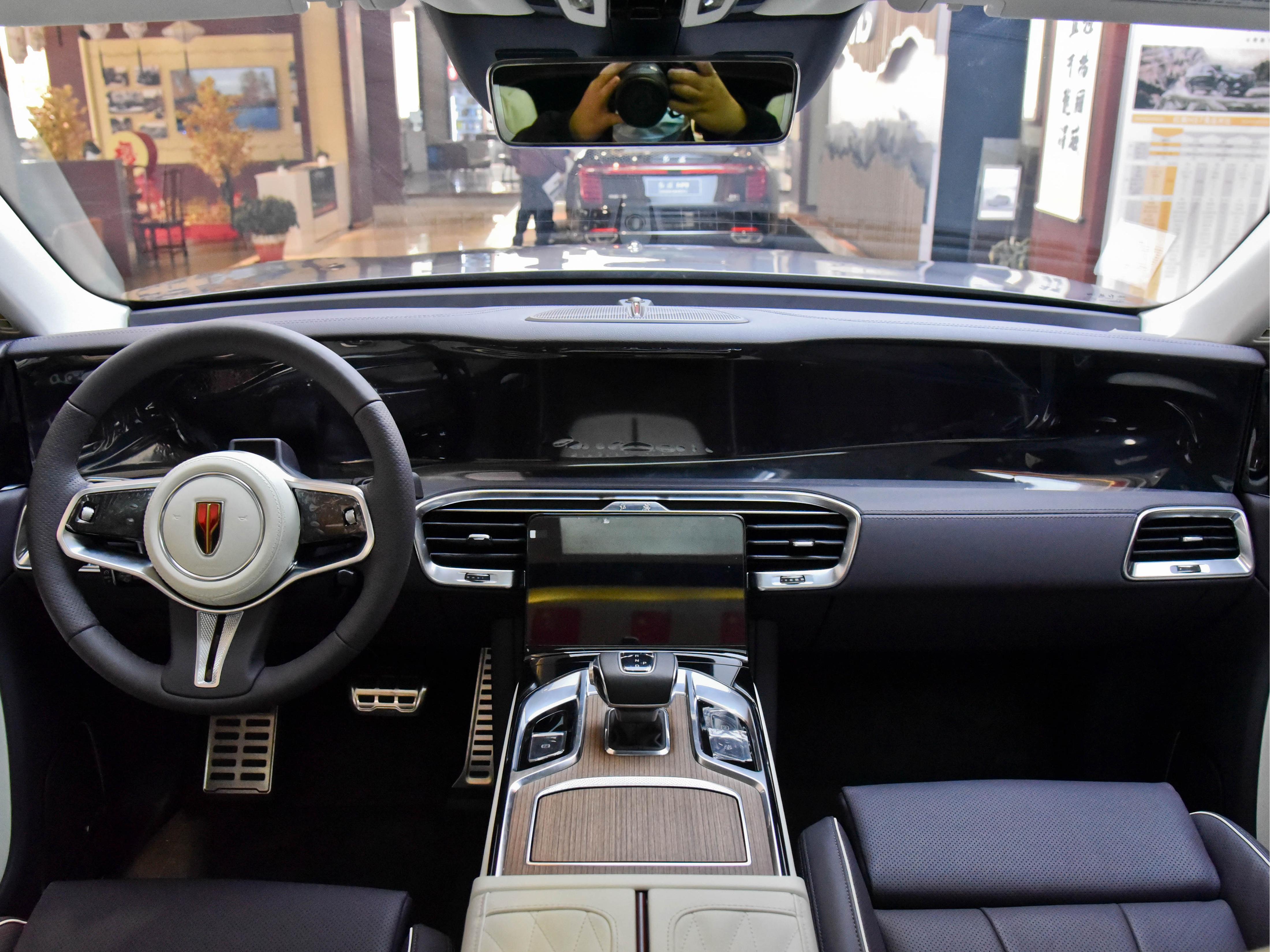 豪华家族6座旗舰suv,动力堪比v8却不用油,实拍红旗e-hs9