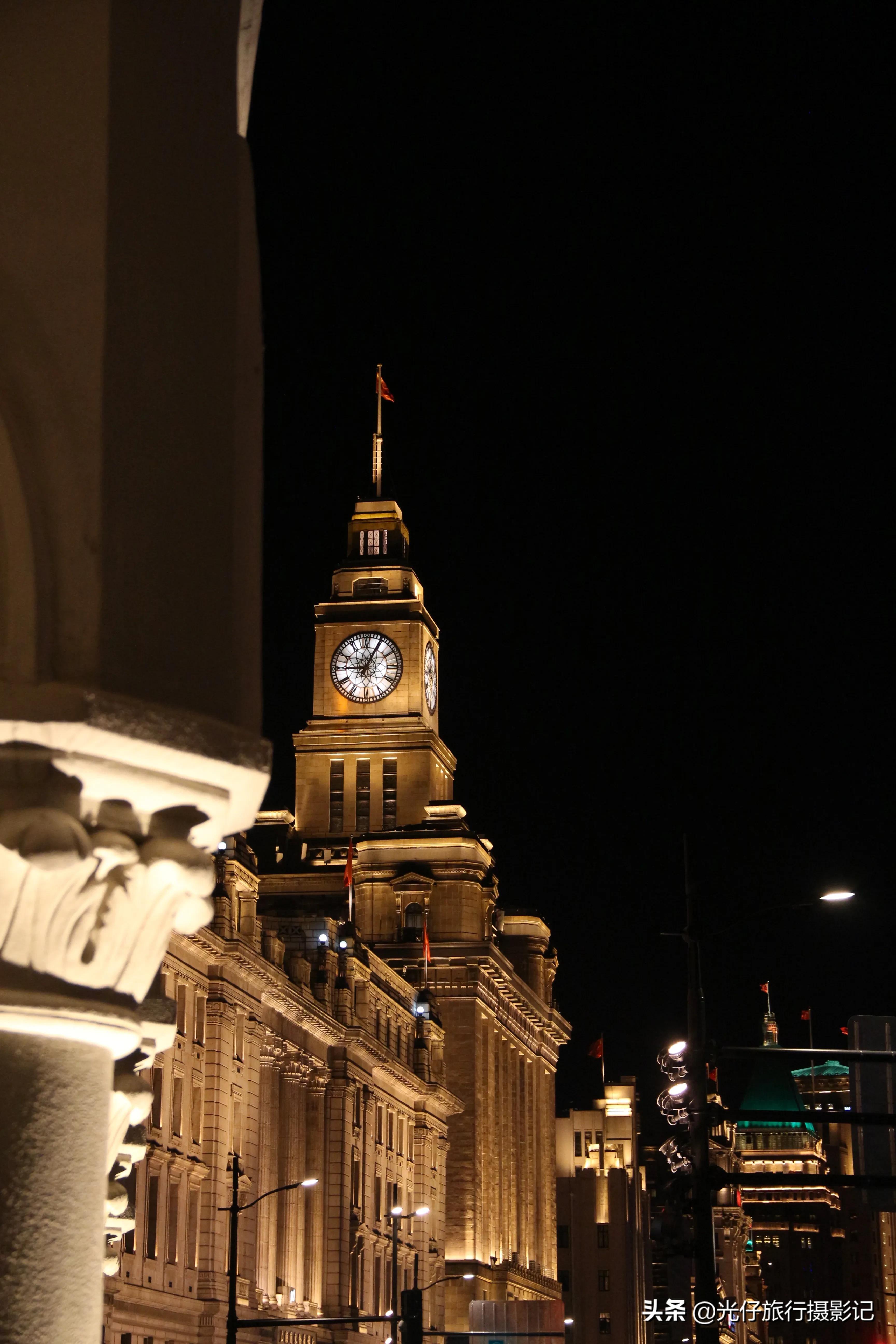 下图摩登大楼是旧上海金融外贸集中地,古老又有韵味.