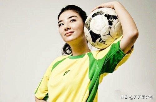 足球拍照艺术照(关晓彤、鞠婧祎、杨幂等大女星足球宝贝造型，你觉得谁最美？)