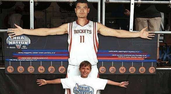 臂展为什么打不了nba(NBA巨人臂展对比普通人：姚明是球迷2倍，有人长臂罩住2名成年人)