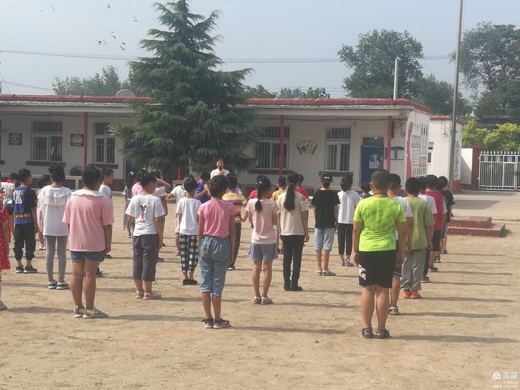 井陉矿区刘赵村小学召开学期总结表彰暨假前安全教育会