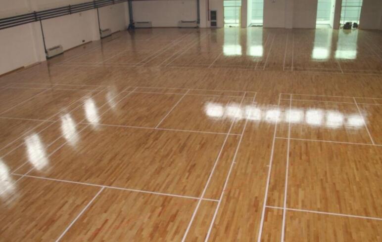 足球排球篮球哪个材料结实(常用的室内与室外运动场地面材料有哪些？)