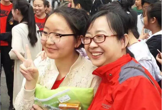 孩子参加高考，家长有必要在考场外“陪考”吗？听听学霸家长咋说