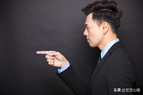 心理学：从10个简单的动作中，识破对方谎言的方法