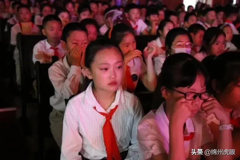 好心疼！绵阳十二三岁的娃娃，竟被学校赶下田去插秧子