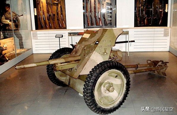 日军发明出的单兵反坦克武器还有很多种,比如长杆状的"九九式爆破筒"