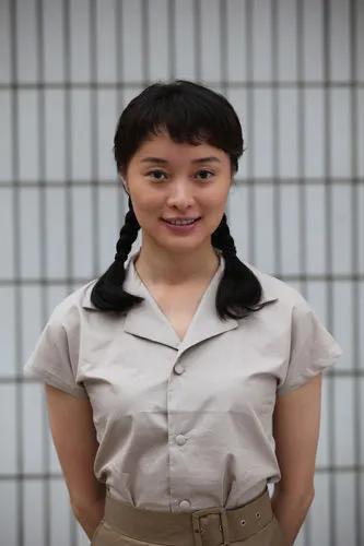 姜黎黎吴越算是剪对了头发,五官柔和却有大气场,白发不染也元气